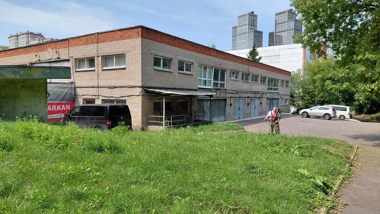 Здание и газон гаражного кооператива